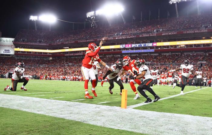 Chiefs quarterback Patrick Mahomes throws a ridiculous touchdown pass against the Buccaneers during the 2023 NFL season.